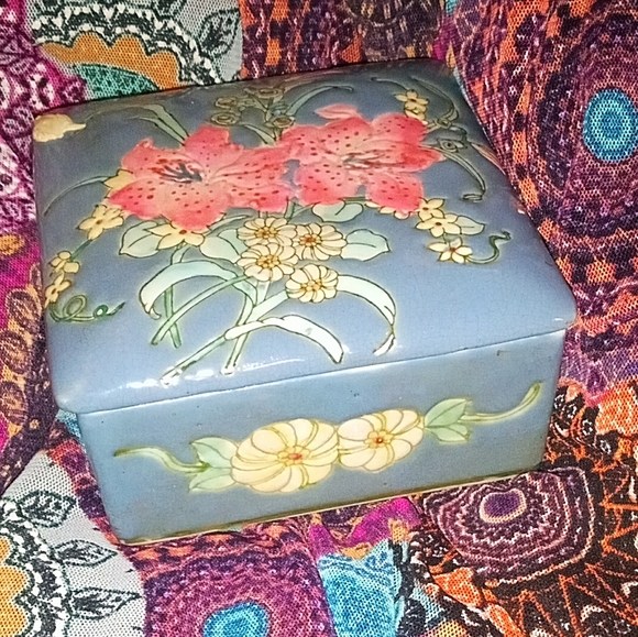 Vintage Trinket Box - Picture 2 of 6